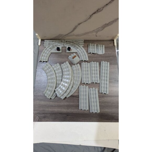 Lionel Little Lines Gray Plastic Train Track Set With Curved & Straight Pieces r - Picture 4 of 8